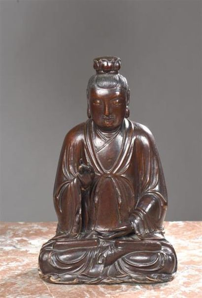 null Statuette en bois laqué brun-rouge, représentant la déesse Gwanyin assise en...