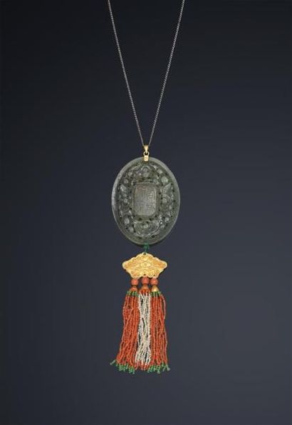 null Annam, Ngoc Boi, insigne en jade. Médaillon ovale sculpté de motifs floraux...