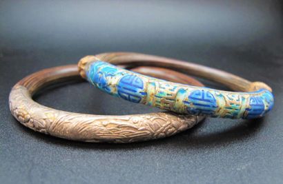 null Deux bracelets rigides. Un bracelet en bambou et argent ciselé d'un oiseau et...