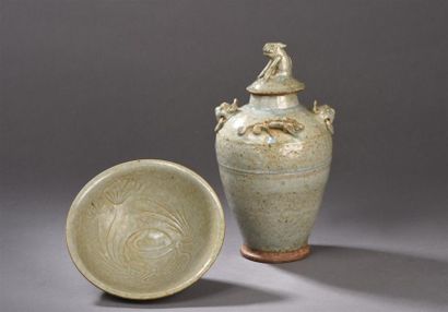 null Bol en grès porcelaineux.
Chine ou Indochine. Dynastie Yuan (1260-1368 après...