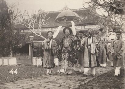 null Robe d'apparat brodée de reine du Hue, Indochine début du XXe siècle,
broderie...
