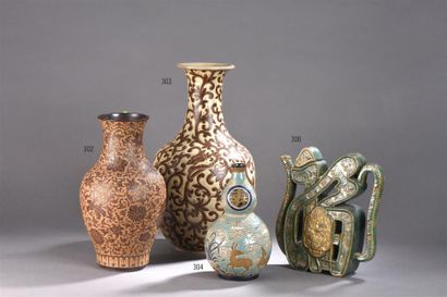 null Vase en grès polychrome de Biên Hòa en forme de double gourde, avec des corps...