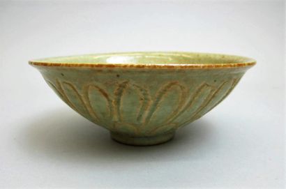 null Bol en grès porcelaineux.
Chine ou Indochine. Dynastie Yuan (1260-1368 après...