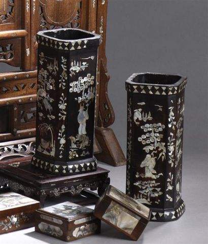 null Paire de vases en bois laqué de section octogonale à décor en incrustations...