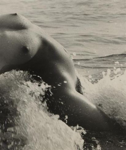 null Lucien CLERGUE (1934-2015). Genèse, Nue de la mer. Tirage contrecollé sur isorel....