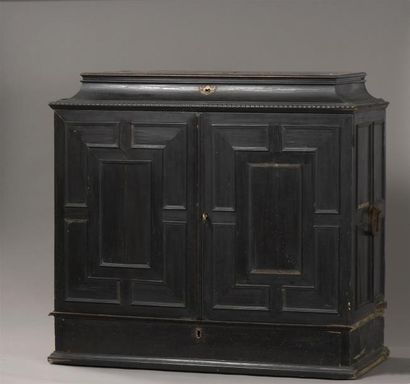 Cabinet flamand du XVIIème siècle, en bois de placage teinté noir à décor de panneaux...