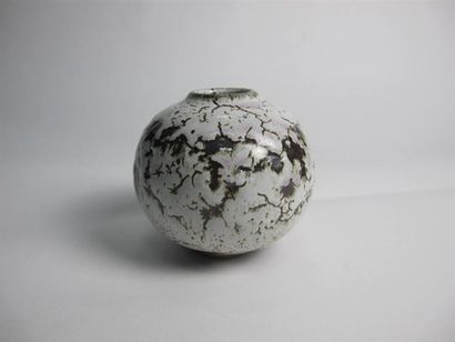 null Yves LOISELET (né en 1957). Vase boule en grès à col renflé et décor d'émail...