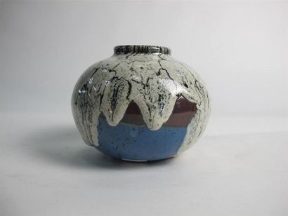 null Yves LOISELET (né en 1957). Vase boule à petit col en grès à décor coulant d'émail...