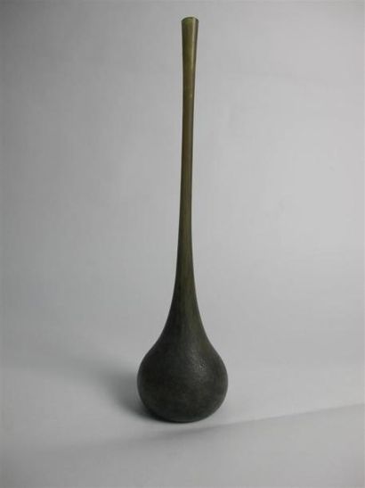 null DAUM à NANCY Vase à très haut col en verre marmoréen. Signé. H. 36,5 cm.