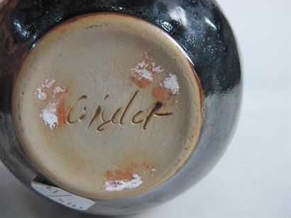 null Yves LOISELET (né en 1957). Vase boule en grès émaillé brun métallisé à col...