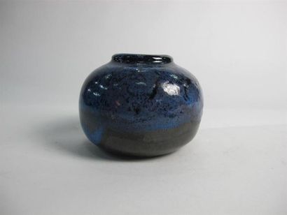 null Yves LOISELET (né en 1957). Vase boule à col ourlé en grès émaillé noir et coulures...