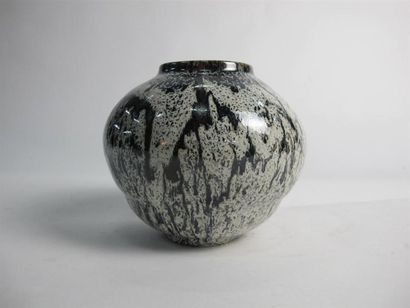 null Yves LOISELET (né en 1957). Vase ovoïde à renflement, en grès, large col et...