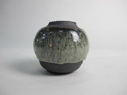 null Yves LOISELET (né en 1957). Vase boule à petit col en grès noir, émail coulant...