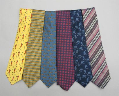 null HERMES. Ensemble de six cravates en soie imprimée. (bon état)
