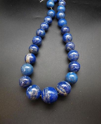 Collier formé d'importantes perles de lapis-lazuli...