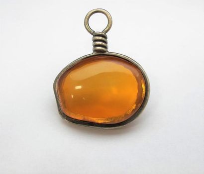 null Important pendentif constitué d'un galet d'ambre translucide de couleur orangé,...