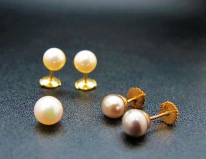 null Paire de boutons d'oreilles en or jaune 750°/°° (18k) sertis d'une perle. On...