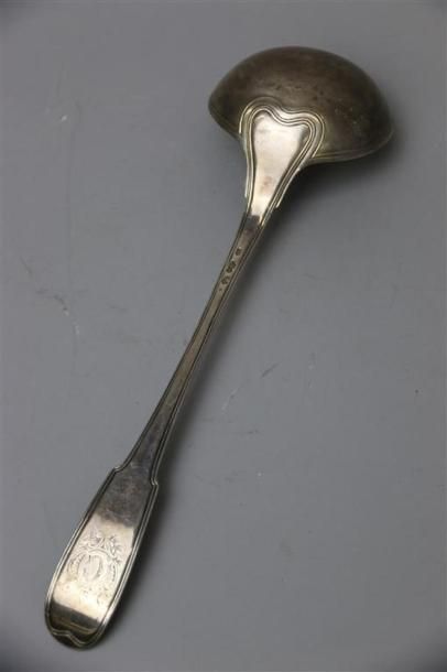 null Louche en argent à filet, la spatule ciselée d'un cartouche monogrammé C. Reims,...