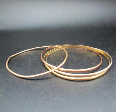 Bracelet trois anneaux, trois ors 750°/°°...
