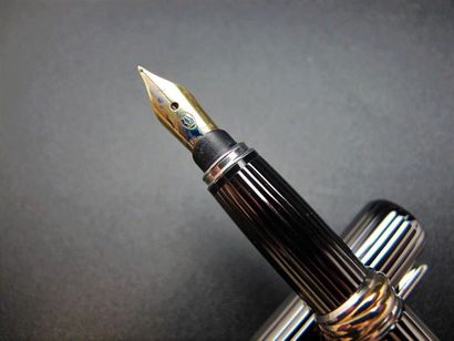 null CARTIER. Stylo plume "Cougar" finition godron anthracite plume or 18k. 