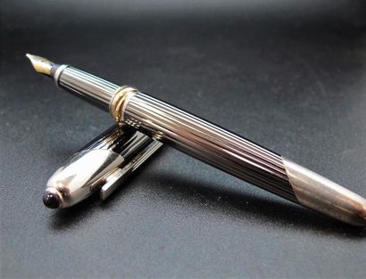 null CARTIER. Stylo plume "Cougar" finition godron anthracite plume or 18k. 