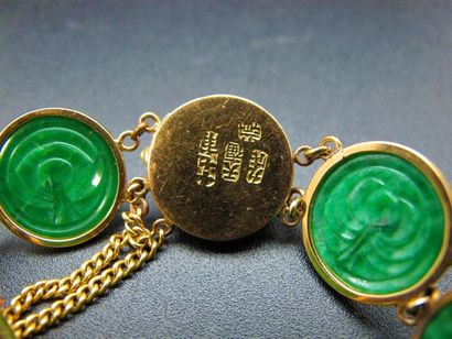 null Bracelet en or jaune composé de neuf disques de jade vert ciselé cerclé d'or....