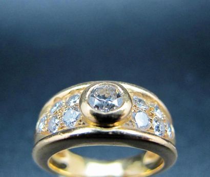 null Bague jonc en or jaune 750°/°° (18k) centrée d'un diamant serti clos dans un...