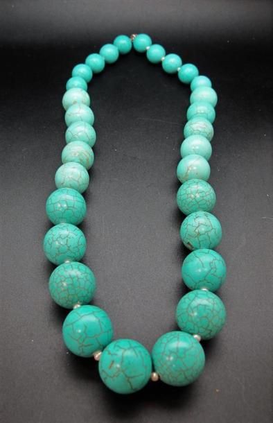 Collier formé d'importantes perles de turquoise,...