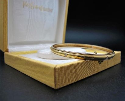 null YVES SAINT LAURENT. Bracelet jonc en or jaune et blanc 750°/°° (18k) serti de...