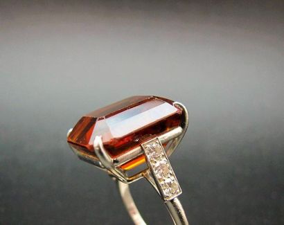 null CARTIER. Bague en platine, ornée d'une citrine de couleur cognac épaulée de...