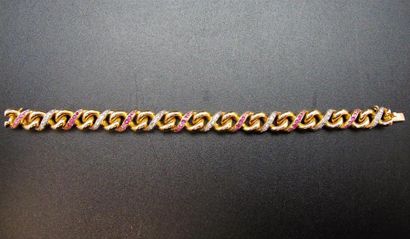 null Bracelet en or jaune 750°/°° (18k), composé de maille gourmette torsadée, orné...