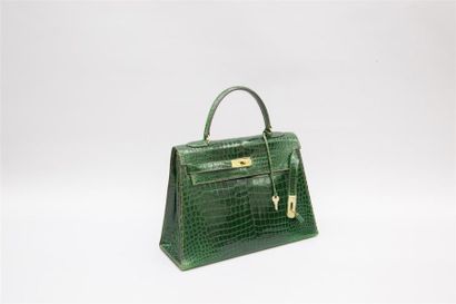 null HERMES Paris.
Sac " Kelly " 32 cm en crocodile d'estuaire (Crocodylus Porosus)...