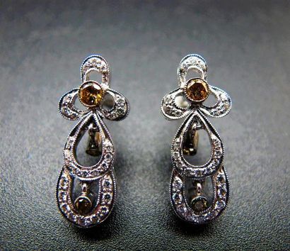 null Paire de pendants d'oreilles en or blanc 750°/°° (18k) en forme de fleur stylisée...