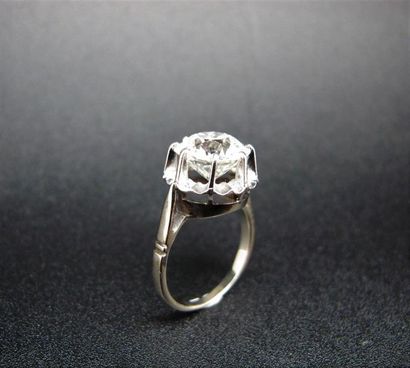 null Bague solitaire en or blanc 750°/°° (18k) orné d'un diamant taille ancienne...