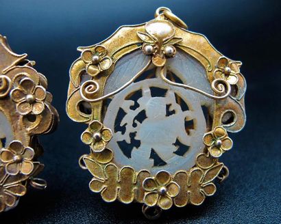 null Deux pendentifs ou éléments de bijou formés d'une plaque de jade-néphrite de...