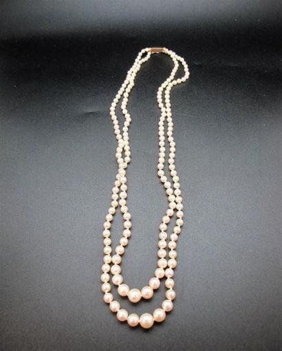 null Collier composé de 2 rangs de perles de culture d'environ 3.2 à 7.5 mm, agrémenté...