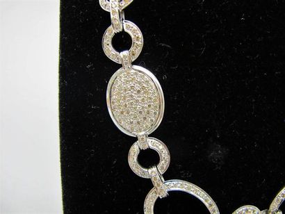 null Parure en or blanc 750°/°° (18k) comprenant : un collier et une paire de pendants...