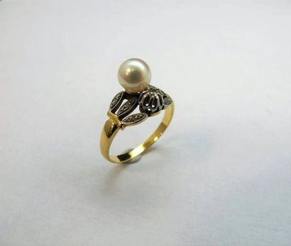 null Bague en platine et or jaune 750°/°° (18k) sertie d'une perle et d'un diamant....