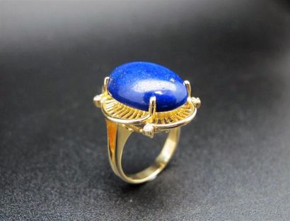 null Bague en or jaune 585°/°° (14 k) ornée d'un cabochon en lapis lazuli dans un...