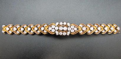 null Bracelet en or jaune 750°/°° (18k), à décor de V ajourés ornés de diamants en...