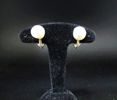 null Paire de clips d'oreilles en or blanc 750°/°° (18k) ornés d'une perle baroque....