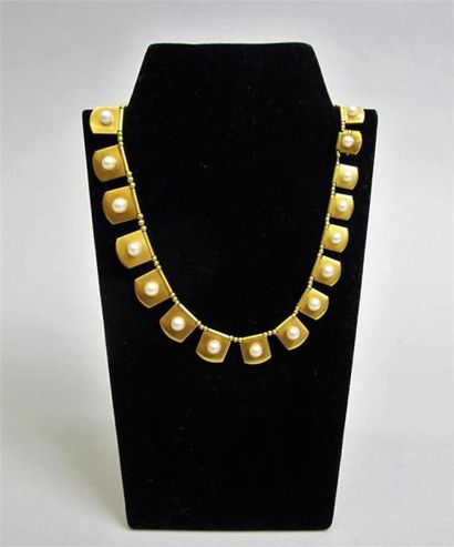 null Collier en or jaune 750 °/°° (18k) composé de sections carrées arrondies en...