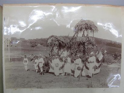 null Album de photographies sur Madagascar, début XXème siècle: labourage de rizière,...
