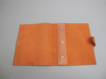 null HERMES. Couverture d'agenda en taurillon orange modèle "Ulysse", 22,5 x 19 cm...