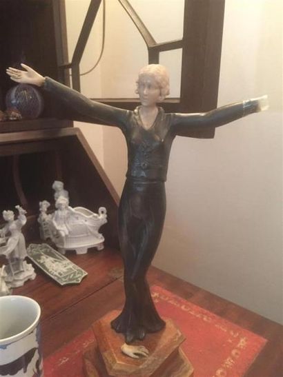 null Ecole française. Statuette Chryséléphantine, femme saluant, en bronze patiné...