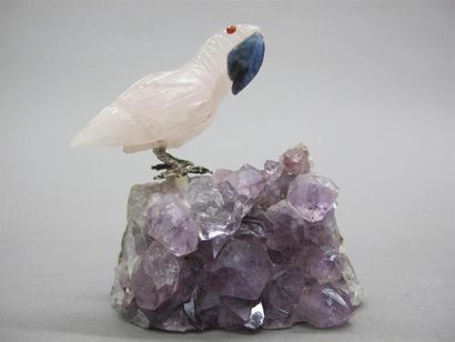 null Petit perroquet en pierre dur rose (quartz), le bec en lapis lazuli et les yeux...