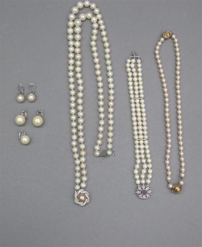 null Lot de deux colliers de perles, un bracelet trois rangs de perles, cinq clips...