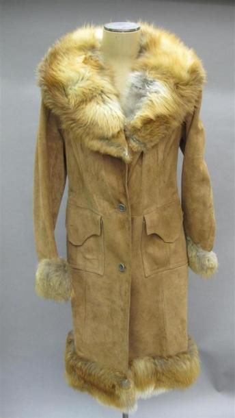 Manteau long en peau, col et manche renard....