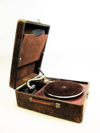 null Gramophone de marque Studophone, valise en cuir.