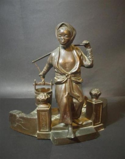 null École des Arts appliqués d'Hanoï,
FEMME A LA FONTAINE. vers 1920.
Bronze à patine...
